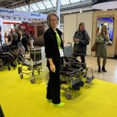 Gitte fra Team Tryk fremviser Raz-produkter